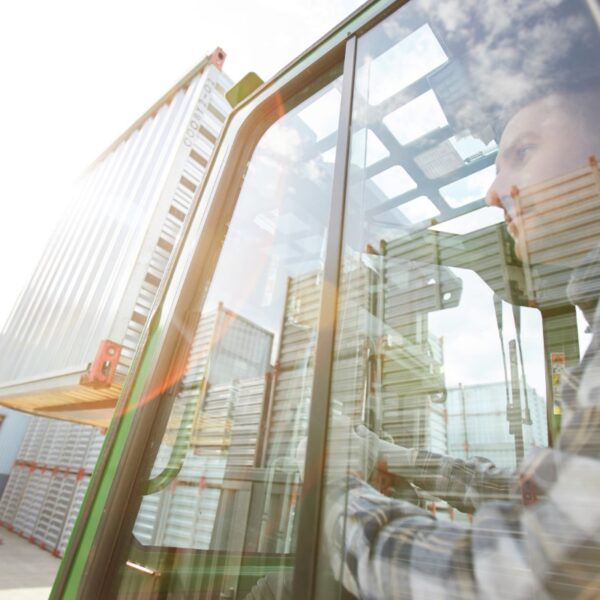 Addetto alla conduzione di carrelli elevatori semoventi con conducente a bordo - carrelli industriali semoventi, carrelli semoventi a braccio telescopico e carrelli/sollevatori/elevatori semoventi telescopici rotativi