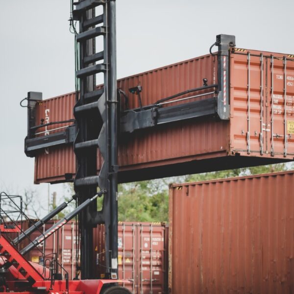 Addetto alla conduzione di carrelli elevatori semoventi con conducente a bordo - carrelli industriali semoventi
