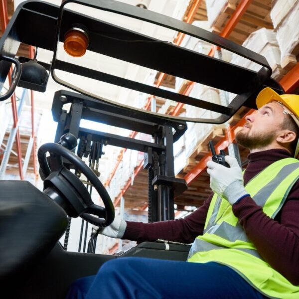 Conduzione di carrelli semoventi con braccio telescopico